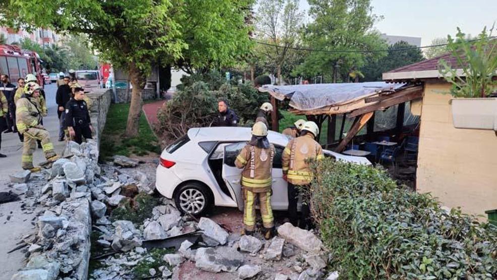 Bahçelievlerde otomobil kafenin bahçesine girdi: 1 ağır yaralı
