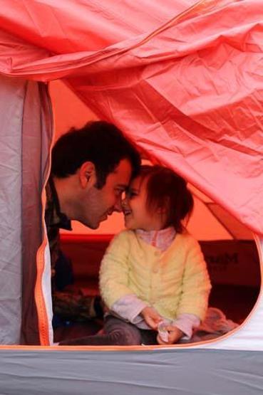 Hastalığının tedavisi yok... Çareyi böyle buldu: Küçük kızıyla doğada kalıyor
