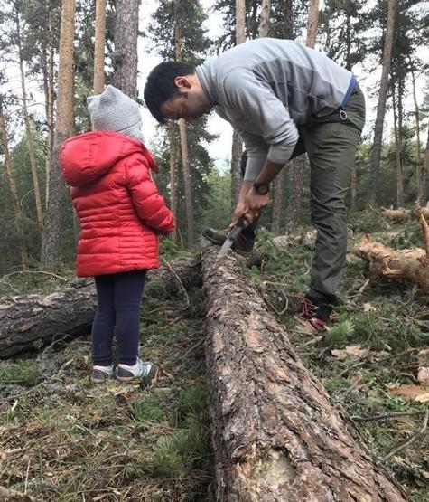 Hastalığının tedavisi yok... Çareyi böyle buldu: Küçük kızıyla doğada kalıyor