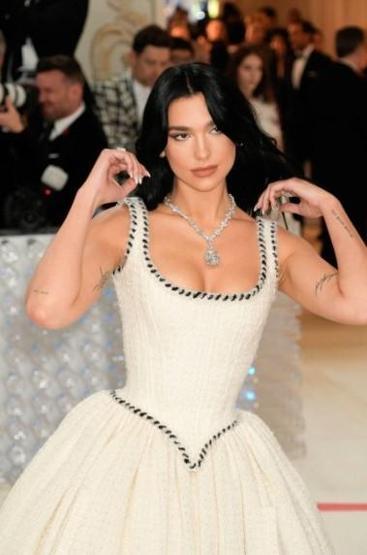 Dua Lipa, Met Galaya 10 milyon dolarlık kolyeyle katıldı