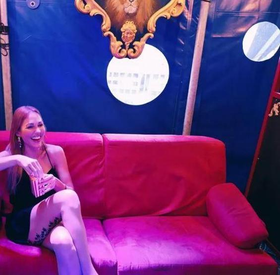 Meryem Uzerli Paris sokaklarından paylaştı