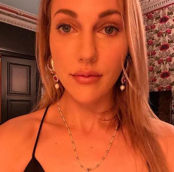 Meryem Uzerli Paris sokaklarından paylaştı