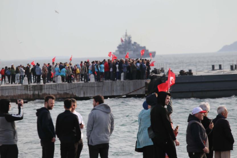 Tarihi anlara şahitlik ettiler: TCG Anadoludan vatandaşları selamladı