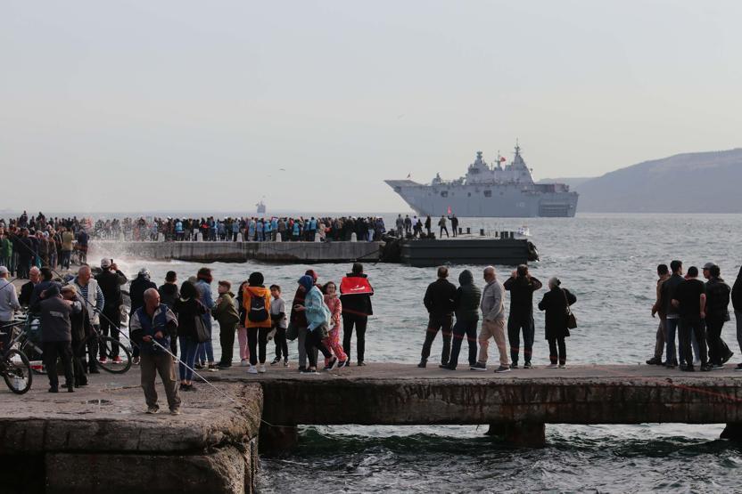 Tarihi anlara şahitlik ettiler: TCG Anadoludan vatandaşları selamladı