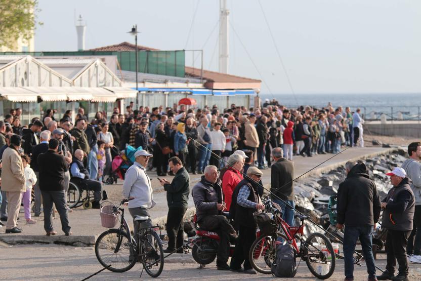 Tarihi anlara şahitlik ettiler: TCG Anadoludan vatandaşları selamladı