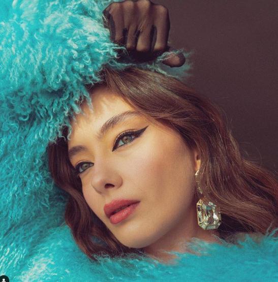 Neslihan Atagül tek kalemde sildi