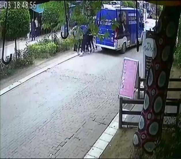 Erdekte AK Parti seçim aracına ve şoföre saldırı