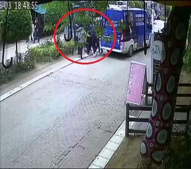 Erdekte AK Parti seçim aracına ve şoföre saldırı