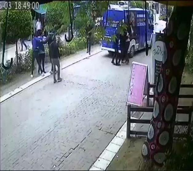 Erdekte AK Parti seçim aracına ve şoföre saldırı