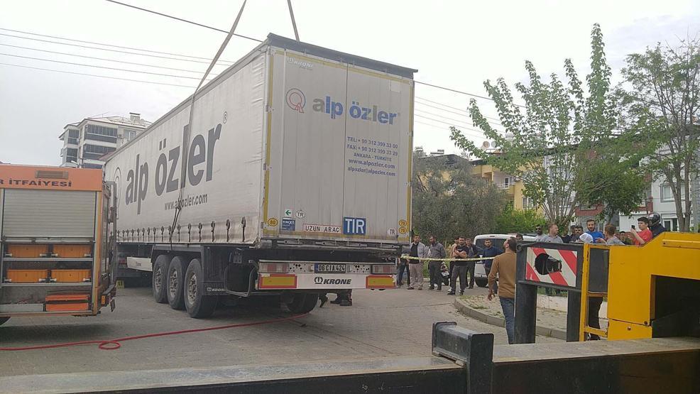 Sağlık görevlileri yaralıya ilk müdahaleyi TIRın altına yaptı