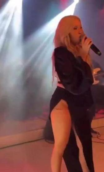 Ece Seçkin derin yırtmaçlı tarzıyla olay oldu