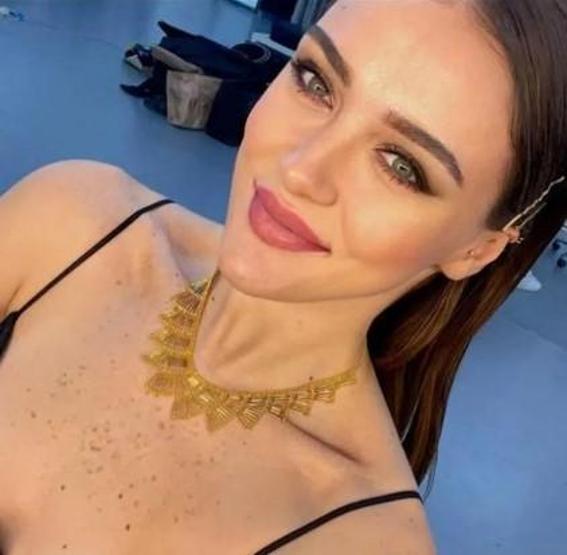 Zehra Güneşin elbiseli pozları gündem oldu