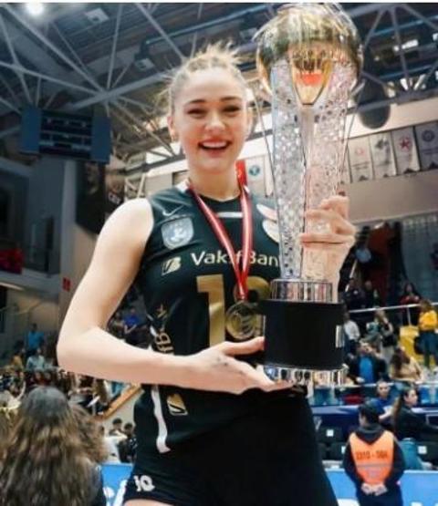 Zehra Güneşin elbiseli pozları gündem oldu