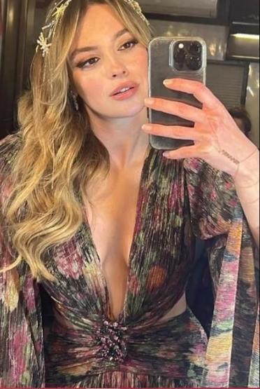 Melis Sezen göğüs dekolteli pozuyla nefes kesti