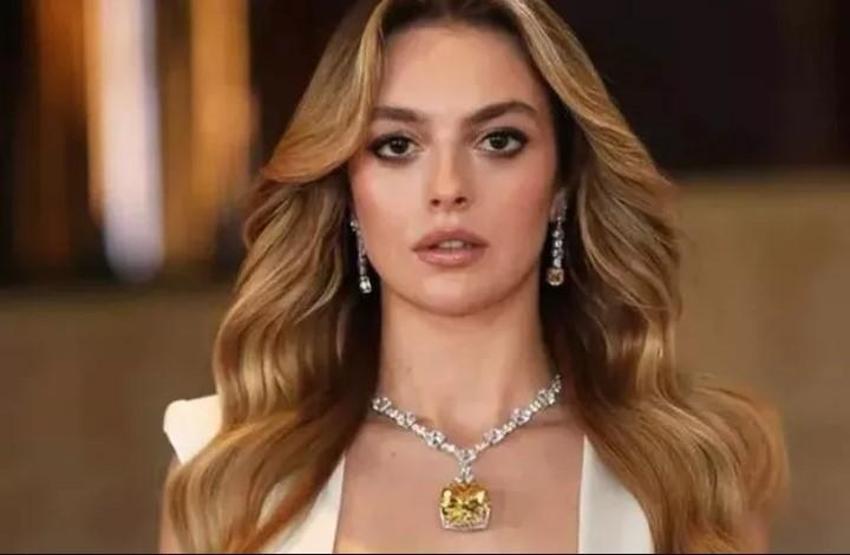 Melis Sezen göğüs dekolteli pozuyla nefes kesti