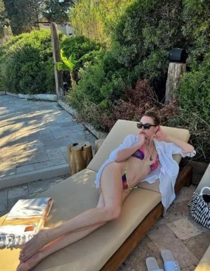 Melis Sezen göğüs dekolteli pozuyla nefes kesti