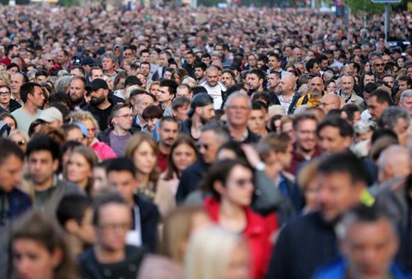 Sırbistan’daki silahlı saldırıların ardından halk sokağa indi