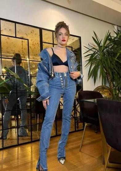 Miray Daner göğüs dekolteli pozuyla ortalığı salladı