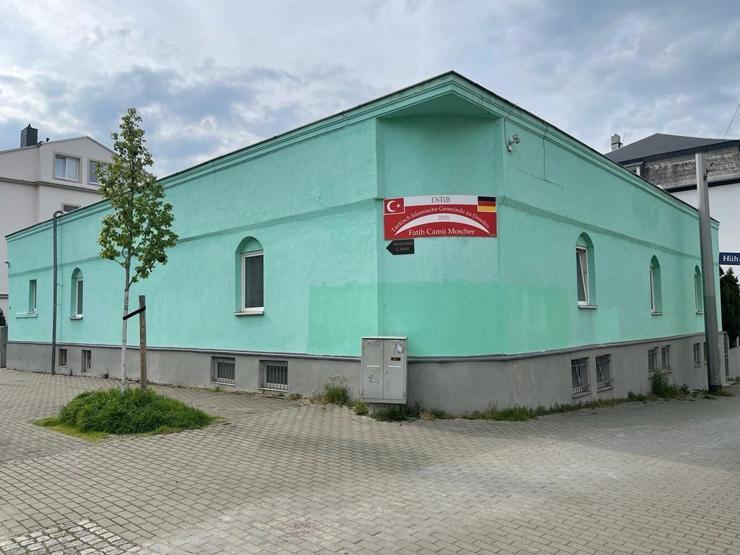 Almanya’da camiye çirkin saldırı