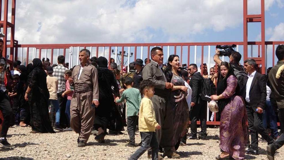 30 yıl aradan sonra gelen sevinç: Akrabalarını görmek için kapıya akın ettiler