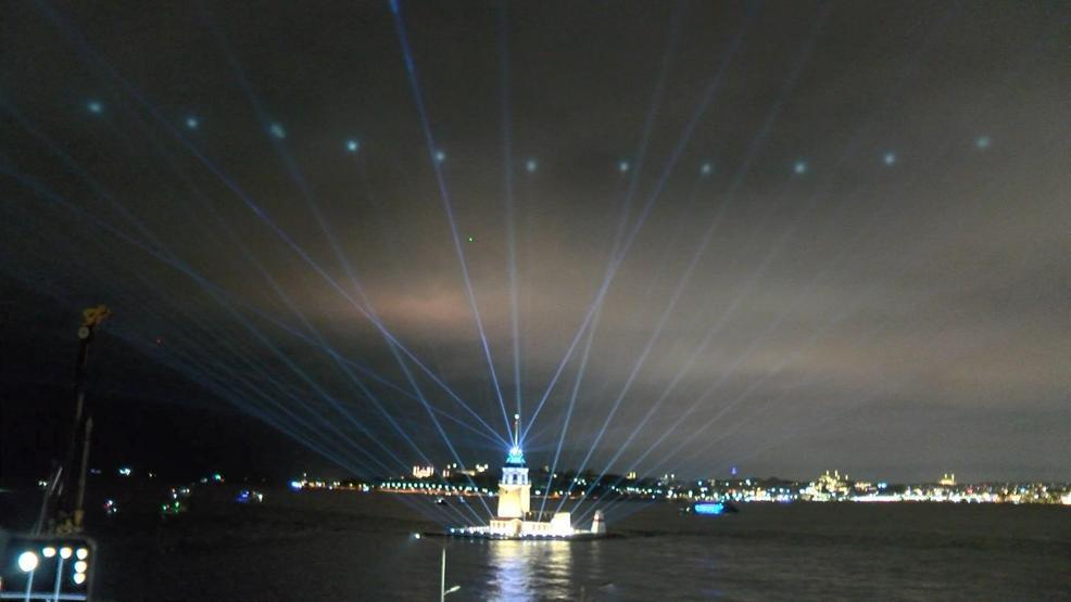 Vatandaşlar akın etti: Kız Kulesinde açılışa özel ışık gösterisi