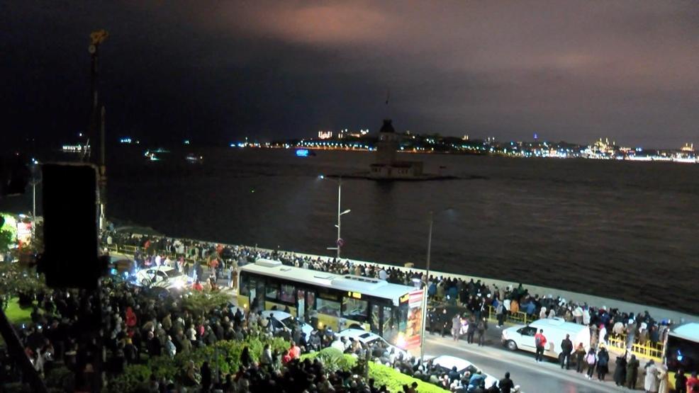 Vatandaşlar akın etti: Kız Kulesinde açılışa özel ışık gösterisi