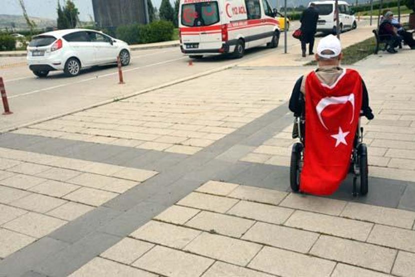 Bacağı ve kolunu kaybeden depremzede, oy kullanmak için tedavisine ara verdi