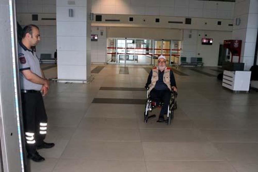 Bacağı ve kolunu kaybeden depremzede, oy kullanmak için tedavisine ara verdi