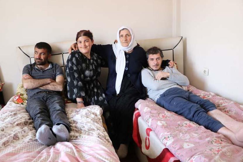Engelli 4 çocuğuna hem annelik hem de babalık yapıyor