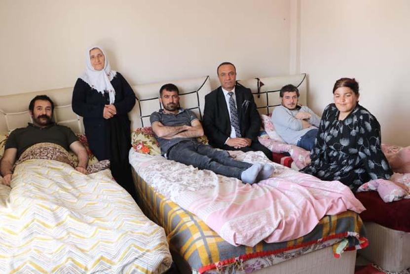 Engelli 4 çocuğuna hem annelik hem de babalık yapıyor
