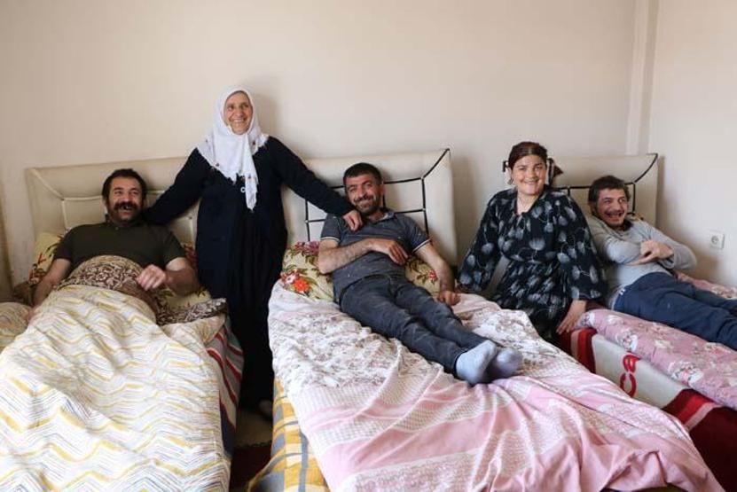 Engelli 4 çocuğuna hem annelik hem de babalık yapıyor