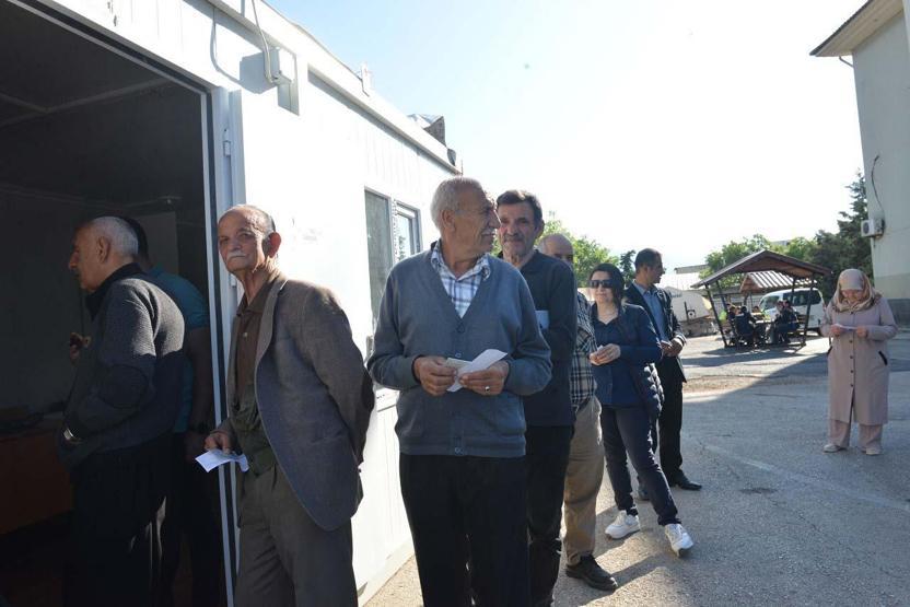 Depremin merkez üssü Kahramanmaraş’ta vatandaşlar oy kullanmaya başladı