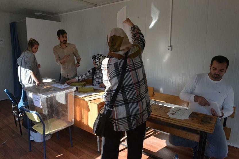 Depremin merkez üssü Kahramanmaraş’ta vatandaşlar oy kullanmaya başladı