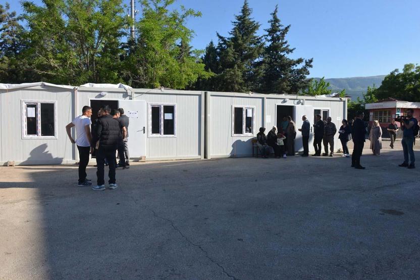 Depremin merkez üssü Kahramanmaraş’ta vatandaşlar oy kullanmaya başladı