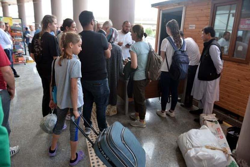 Oylarını kullanan Hataylılar, kentten ayrılıyor