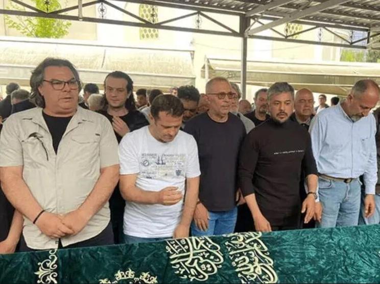 Babasının ölümüyle sarsılan Emre Altuğdan duygulandıran mesaj