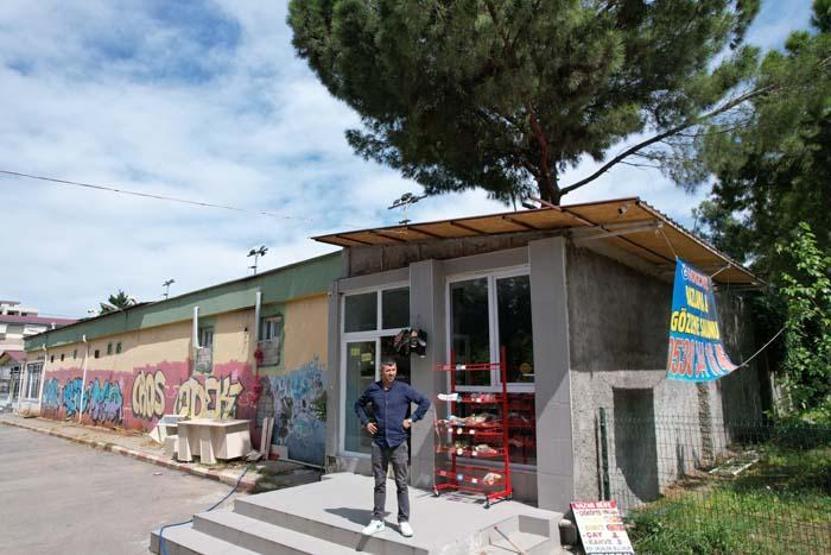 İş yerinin ortasından geçen ağaç dikkat çekiyor