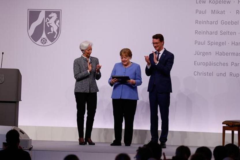 Almanya’nın eski Başbakanı Merkel devlet ödülü ile onurlandırıldı