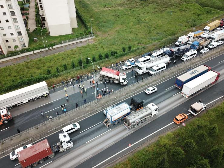 TEMde kamyon devrildi; Ankara yönü ulaşıma kapandı