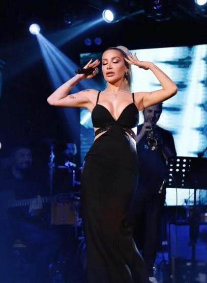 İrem Derici sahne pozlarıyla olay yarattı