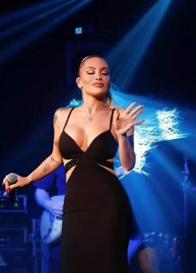 İrem Derici sahne pozlarıyla olay yarattı