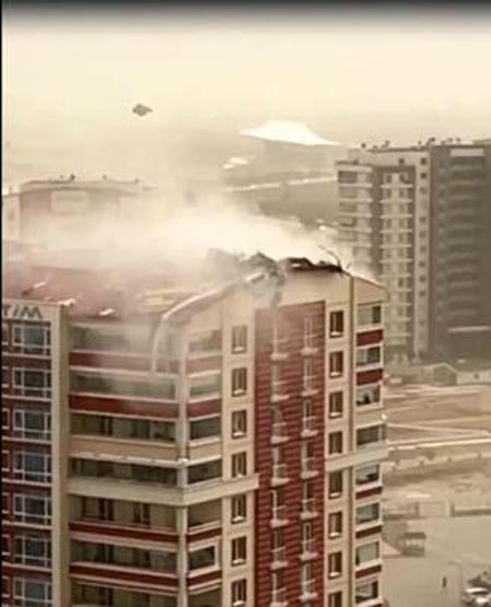 SON DAKİKA: Başkentte fırtına Ağaçlar devrildi, çatılar uçtu...