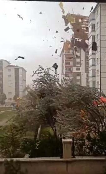 SON DAKİKA: Başkentte fırtına Ağaçlar devrildi, çatılar uçtu...