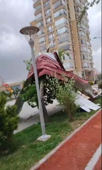 SON DAKİKA: Başkentte fırtına Ağaçlar devrildi, çatılar uçtu...