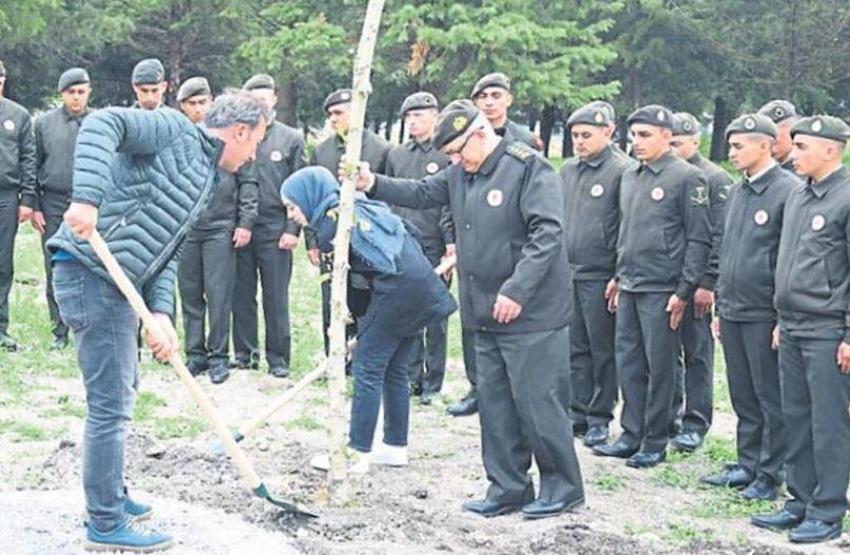 Kendi evladına sarılır gibi