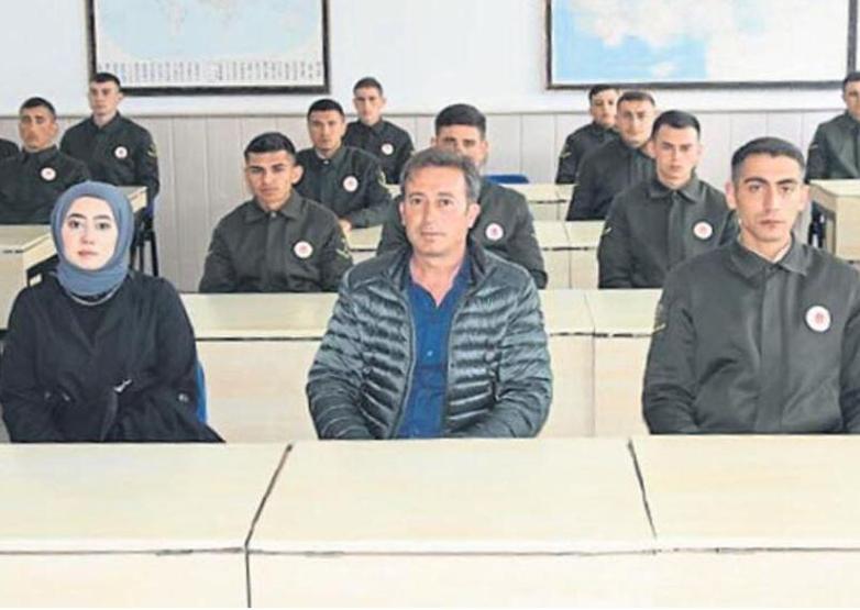 Kendi evladına sarılır gibi