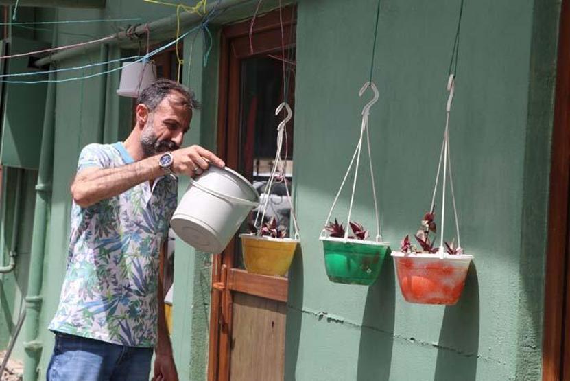 Kesmeye kıyamadığı 45 yıllık ağacı dükkanının içinde bıraktı