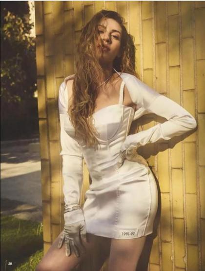 Sinem Kobal: Deli doluyum