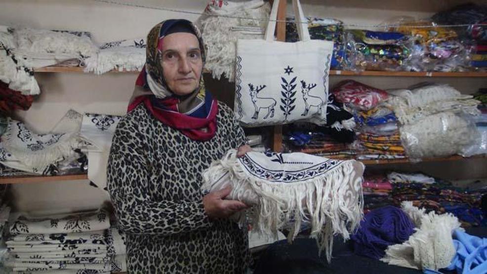 Hobisini mesleğe dönüştürdü: İlmek ilmek desenler işlediği kumaşlar büyük ilgi görüyor