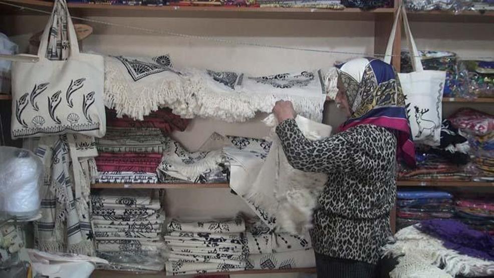 Hobisini mesleğe dönüştürdü: İlmek ilmek desenler işlediği kumaşlar büyük ilgi görüyor